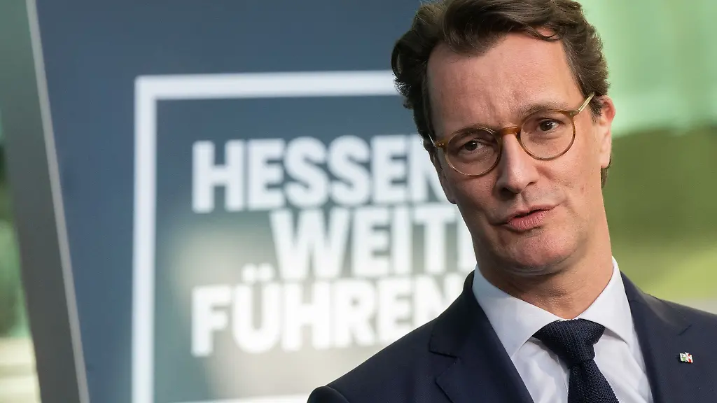 Hendrik-Wuest-CDU-Ministerpraesident-von-Nordrhein-Westfalen-spricht-mit-der-Presse