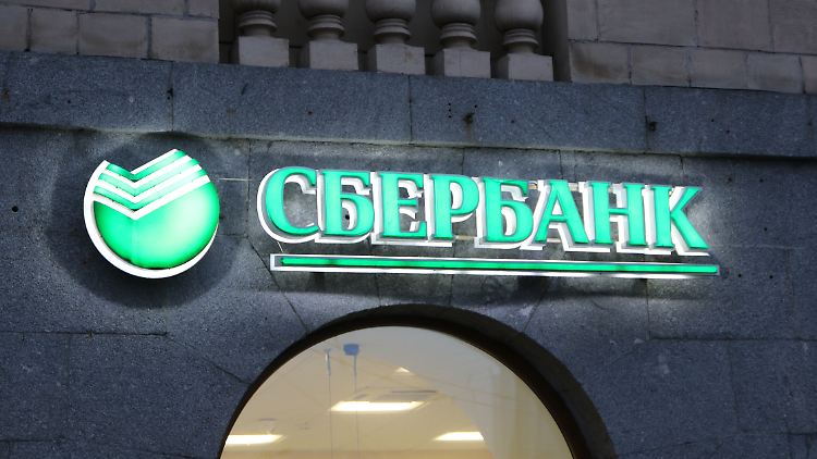 Im Juni 2022 wurde die Sberbank aus dem internationalen Finanztransaktionsnetzwerk SWIFT ausgeschlossen.