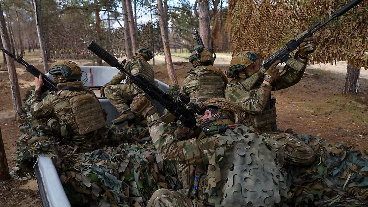 Russische Soldaten der 61. Garde-Marineinfanteriebrigade während einer Übung in der Region Cherson.