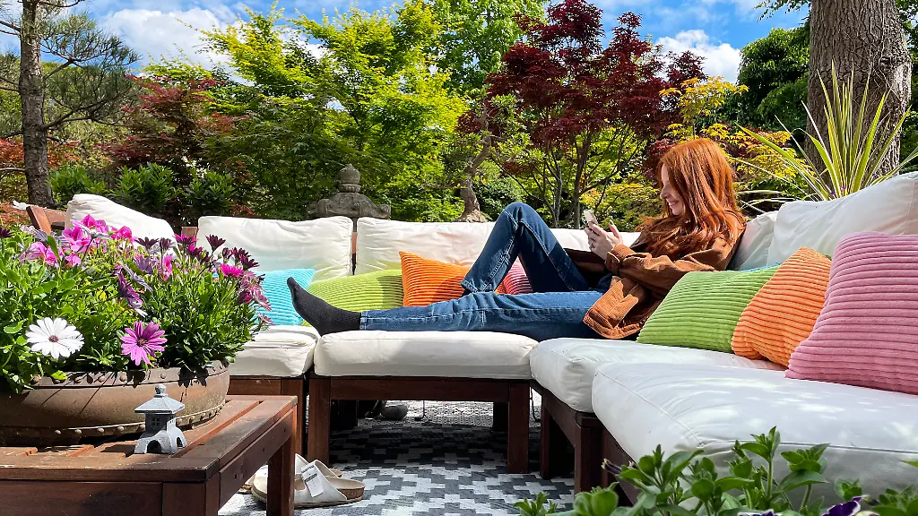 Gemuetlichkeit-ist-bei-Gartenmoebeln-wichtig-denn-bequeme-Polster-laden-zum-Verweilen-und-Entspannen-ein