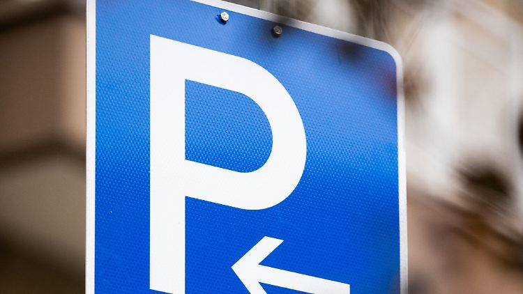Platz zum Parken: Der Pfeil markiert den Beginn der entsprechend zum Parken freigegebenen Fläche.