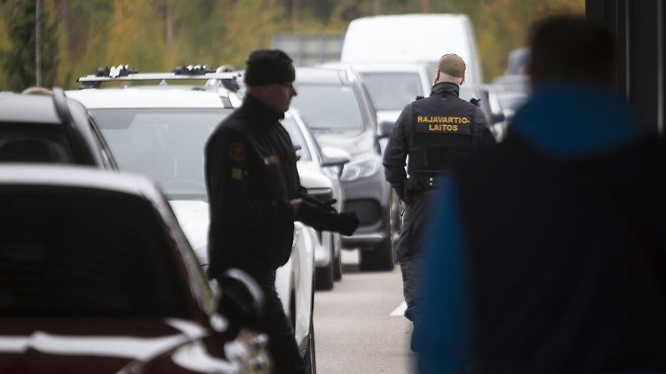 Finnische Grenzbeamte kontrollieren am Übergang Vaalimaa Autofahrer, die aus Russland nach Finnland und in den europäischen Schengen-Raum einreisen wollen.
