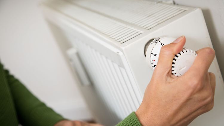 Wenn die Heizsaison beginnt, kann man mit ein paar einfachen Handgriffen für mehr Wärme in der Wohnung sorgen.
