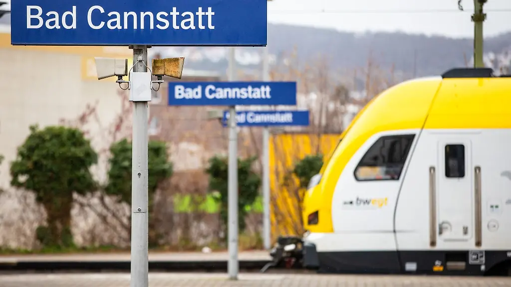 Ein-Regionalzug-steht-am-Bahnhof-Stuttgart-Bad-Cannstatt