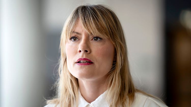 Clara Bünger vertritt die Linksfraktion im Wahlausschuss des Bundestags. Das zwölfköpfige Gremium schlägt dem Bundestag Kandidaten für das Bundesverfassungsgericht vor, die dann im Parlament eine Zweidrittelmehrheit brauchen.