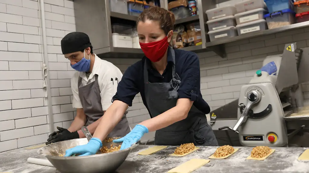 2020-06-11T000000Z-2010772023-RC2Z6H9E982J-RTRMADP-3-HEALTH-CORONAVIRUS-LATAM-CHEFS