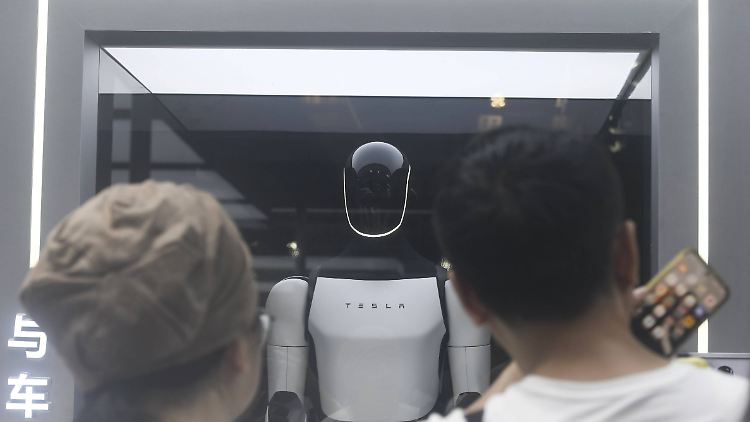 Humanoide Roboter, die bald alle körperlich anstrengenden Tätigkeiten übernehmen werden? Unternehmen wie Tesla arbeiten bereits daran.