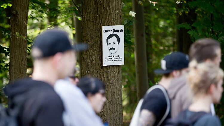 Eine Gedenktafel für Enver Şimşek hängt am Tatort an einem Baum (Archivbild).