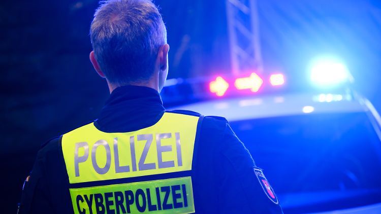 Aufwendige IT-Ermittlungen des Bundeskriminalamts bringen die Beschuldigten ins Visier. Die Beamten stoßen bei Durchsuchungen auf Drogen, eine Schusswaffe sowie Bargeld im fünfstelligen Bereich.