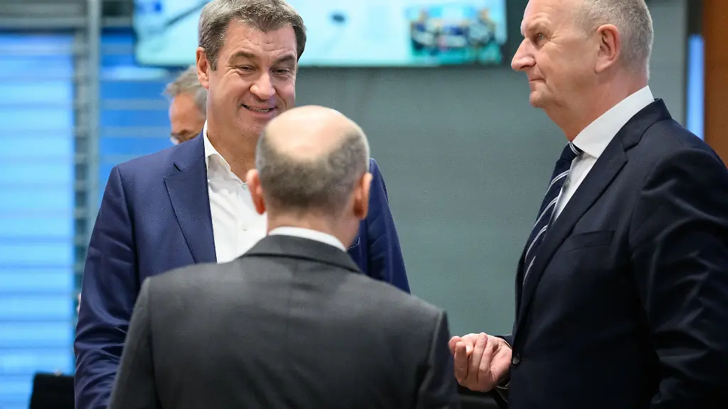 Markus-Soeder-l-CSU-Ministerpraesident-von-Bayern-Bundeskanzler-Olaf-Scholz-SPD-und-Dietmar-Woidke-r-SPD-Ministerpraesident-von-Brandenburg-unterhalten-sich