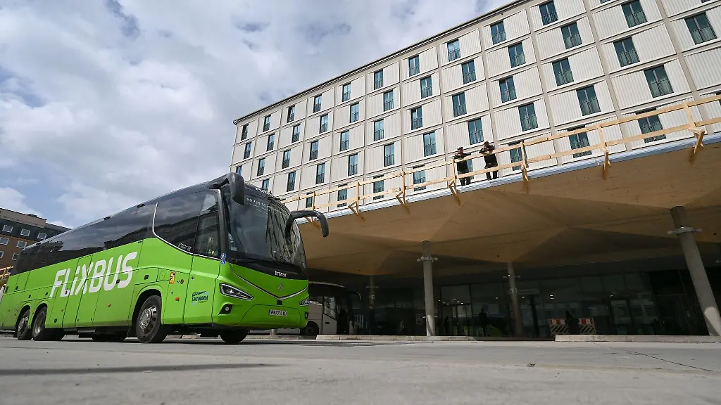 Ein-Flixbus-verlaesst-den-Fernbusbahnhof-am-Frankfurter-Hauptbahnhof