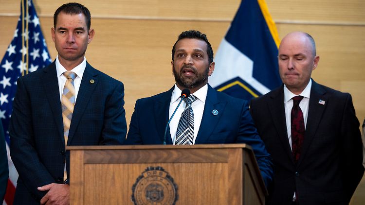 FBI-Direktor Kash Patel (Mitte) und Utahs Gouverneur Spencer Cox (r.) informieren die Öffentlichkeit über die Ermittlungen. 