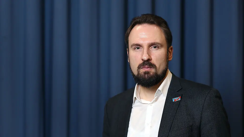 AfD-Mitglied-Arno-Bausemer-posiert-waehrend-des-Landesparteitags-der-AfD-Sachsen-Anhalt