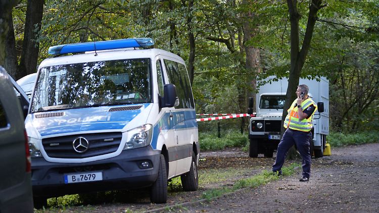Nach dem Fund der Leiche sperrte die Polizei den Spielplatz weiträumig ab.