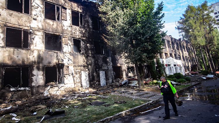 Das Foto zeigt ein bei einem russischen Angriff Mitte August zerstörtes Uni-Gebäude in Sumy. In den Grenzgebieten gehen die Kämpfe weiter.