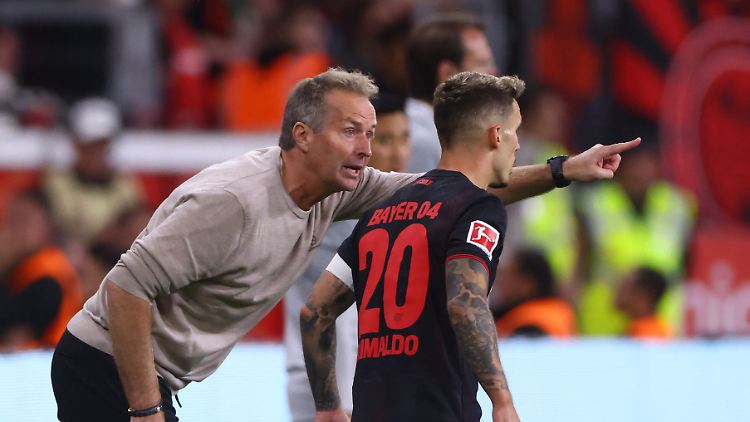 Kasper Hjulmand erklärt Alejandro Grimaldo seine Sicht auf die Dinge.