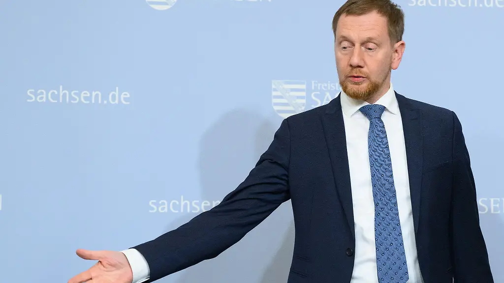 Michael-Kretschmer-CDU-Ministerpraesident-von-Sachsen-gestikuliert-vor-Beginn-des-Pressestatements
