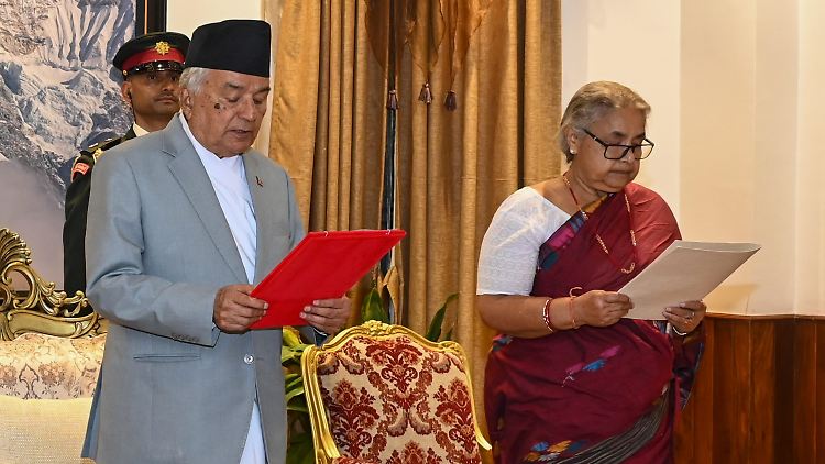 Sushila Karki (r.) übernimmt interimistisch die Regierung Nepals.  