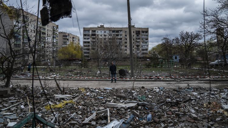 Im Stadtbild von Kupjansk sind die Schäden durch russische Angriffe weithin sichtbar. 