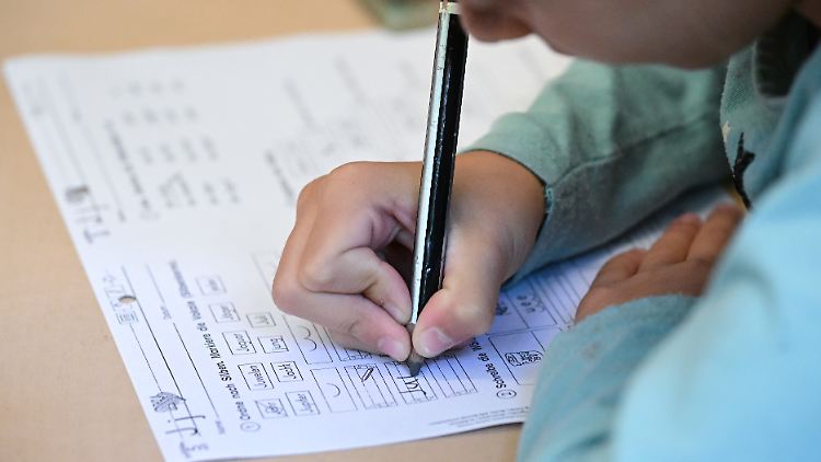 In Schreibwerkstätten wird die Handschrift der Kinder beurteilt.