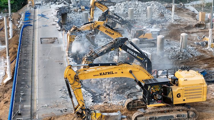 Bagger beim Abriss einer einsturzgefährdeten Brücke in Magdeburg.