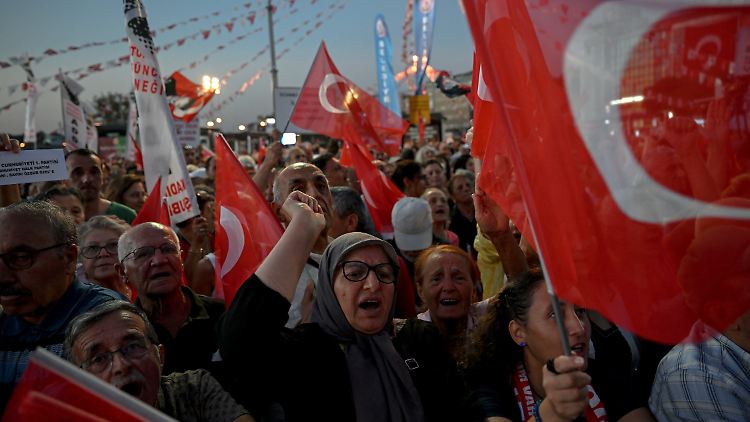Im Istanbuler Stadtteil Kadiköy protestieren Anhänger des inhaftierten Bürgermeisters Imamoglu.