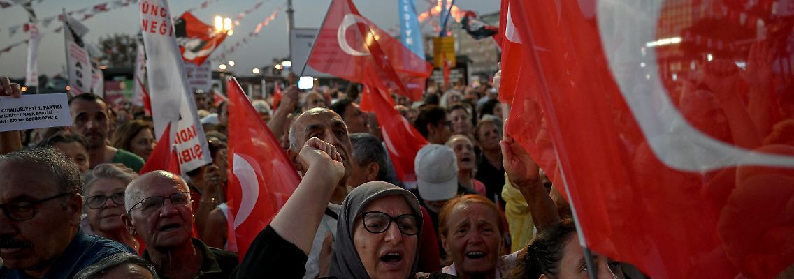 AFP__20250910__744A6KE__v1__HighRes__TurkeyPoliticsOppositionProtest.jpg
