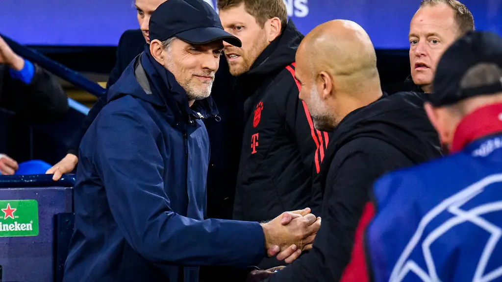 Muenchens-Trainer-Thomas-Tuchel-l-und-Manchesters-Trainer-Pep-Guardiola-begruessen-sich-vor-dem-Spiel