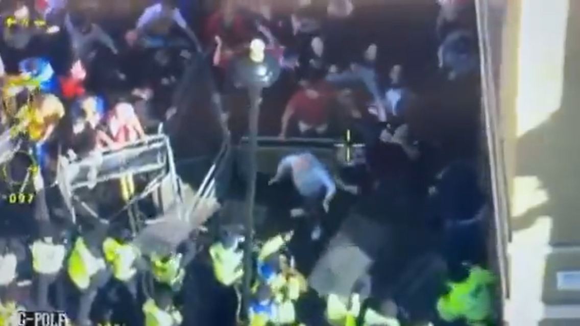 Die Metropolitan Police hindert eine Menge daran, den abgesperrten Bereich in Whitehall zu betreten.