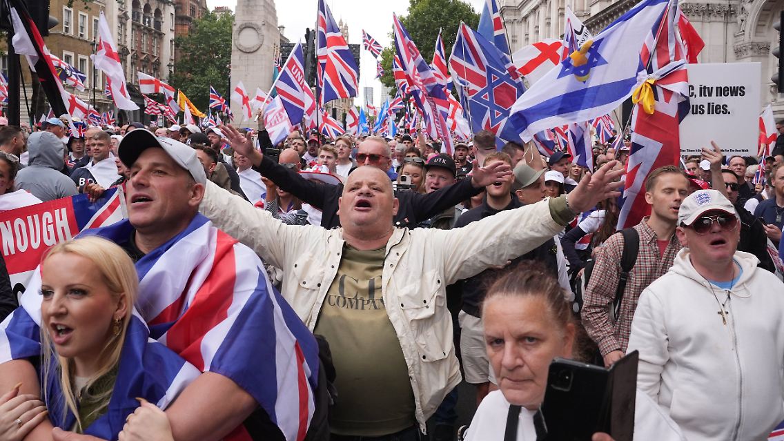 Aktivisten versammeln sich während des von Tommy Robinson angeführten Marsches und der Kundgebung "Unite the Kingdom" im Zentrum Londons.