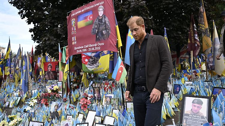 Prinz Harry besucht auf dem Unabhängigkeitsplatz in Kiew die Gedenkstätte für die Gefallenen des Krieges mit Russland.