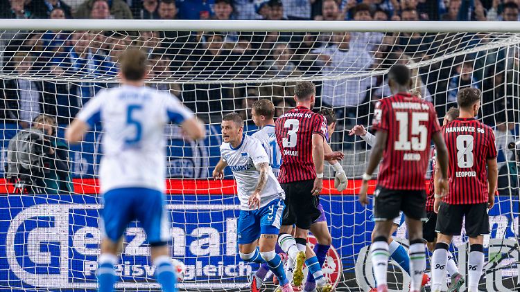 Dawid Kownacki (Hertha BSC) jubelt nach seinem Tor zum 0:2.