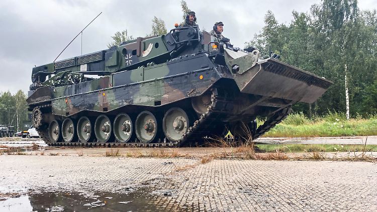 Der Bergepanzer Büffel im Einsatz bei der Bundeswehrübung "Grand Eagle" in Litauen. 