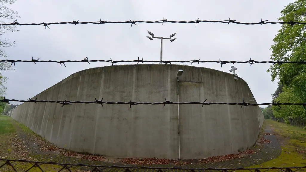 Eine-Mauer-mit-Stacheldraht-umgibt-die-Justizvollzugsanstalt-JVA-in-Darmstadt