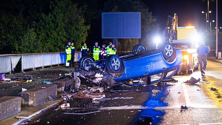 Einer der Poller am Fahrbahnrand landete durch den Unfall auf der Zugstrecke.