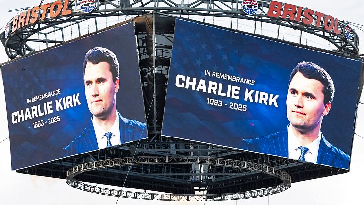 Charlie Kirk wird in einem Stadion verabschiedet.
