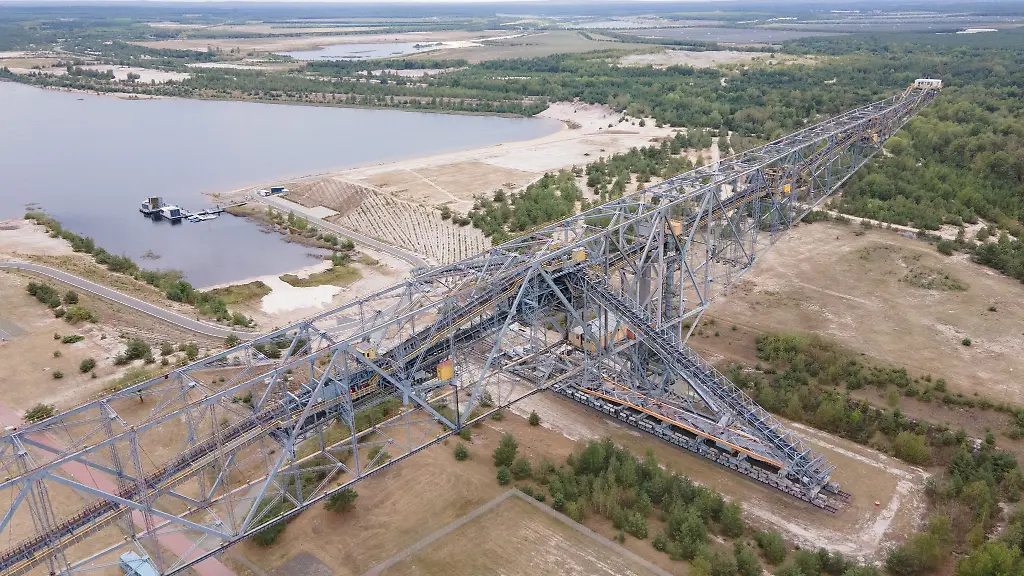 Die-ehemalige-Abraumfoerderbruecke-des-Besucherbergwerk-F60-im-ehemaligen-Braunkohletagebau-Klettwitz-Nord-am-Bergheider-See