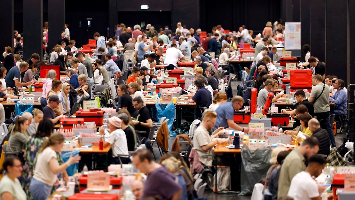 Auszählung von Briefwahlunterlagen im Briefwahlzentrum Köln.