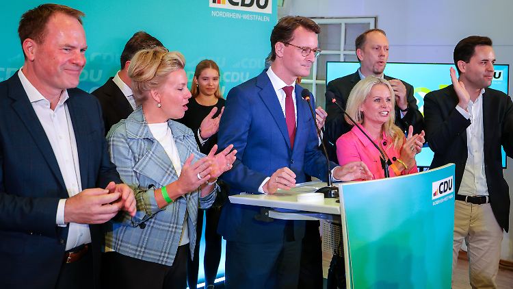 Hat die Kommunalwahlen gewonnen und ist dennoch besorgt: Nordrhein-Westfalens Ministerpräsident Hendrik Wüst. 