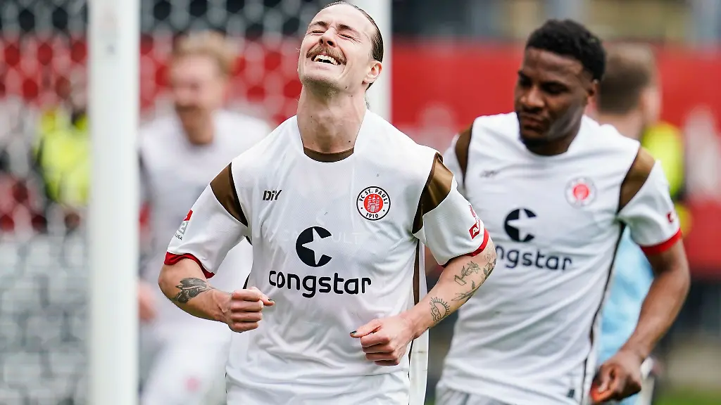 St-Paulis-Torschuetze-Jackson-Irvine-l-jubelt-ueber-das-Tor-zum-0-4