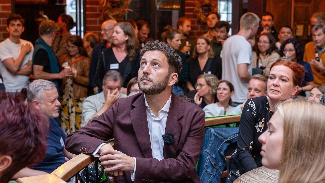 Zusammen mit Grünen-Chef Felix Banaszak verfolgt Katja Dörner (r.) die Wahlergebnisse der Kommunalwahlen.