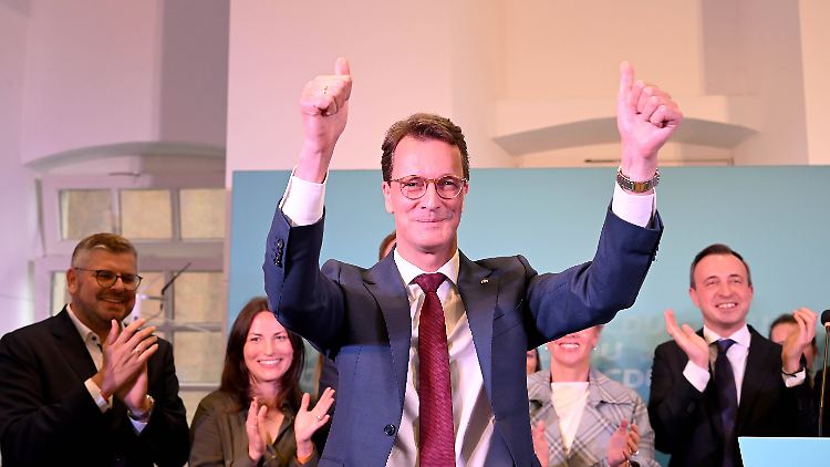 Schlechtestes Kommunalwahlergebnis, aber aus Berliner Sicht ein gutes Ergebnis: Ministerpräsident Hendrik Wüst freut sich am Sonntagabend in Düsseldorf.