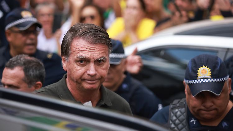 Streng bewacht: Bolsonaro auf dem Weg ins Krankenhaus.