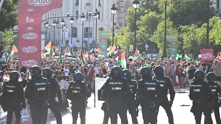 Die Polizei ging gegen die Demonstranten vor, 100.000 sollen es zum Ende der Vuelta angeblich gewesen sein.