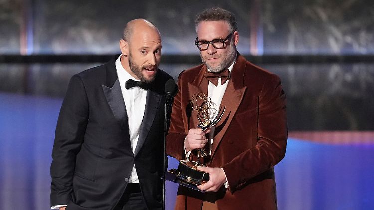 Evan Goldberg (l.) und Seth Rogen nehmen einen Preis für "The Studio" entgegen.