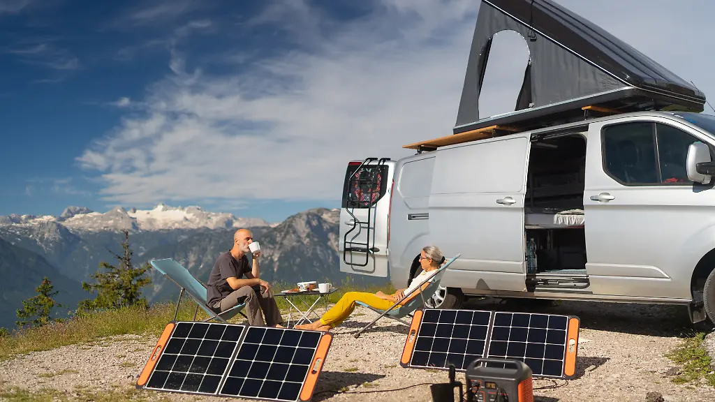 Fuer-Camper-sind-Powerstations-ideal-denn-sie-versorgen-mittels-Solarenergie-unterwegs-allerlei-Elektrogeraete