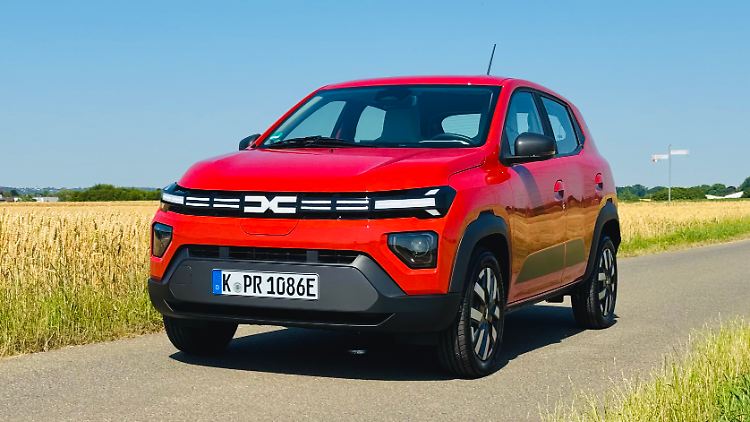 Mit seinem neuen LED-Auftritt nach dem Facelift hat der kleine elektrische Dacia Spring einen feschen Auftritt.