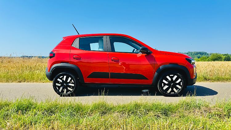 Im Profil offenbart der Kleinstwagen Dacia Spring seine knappen Abmessungen auch optisch.