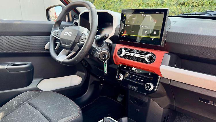 Im Inneren des Spring geht es aufgeräumt zu. Peppig gestaltete Materialien können letztlich kaum darüber hinwegtäuschen, dass der Dacia nicht gerade zu den wertigsten Offerten gehört.