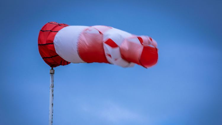 Achtung, stürmische Böen: Gartenmöbel, Blumenkästen und Co. werden jetzt besser schnell noch gesichert.